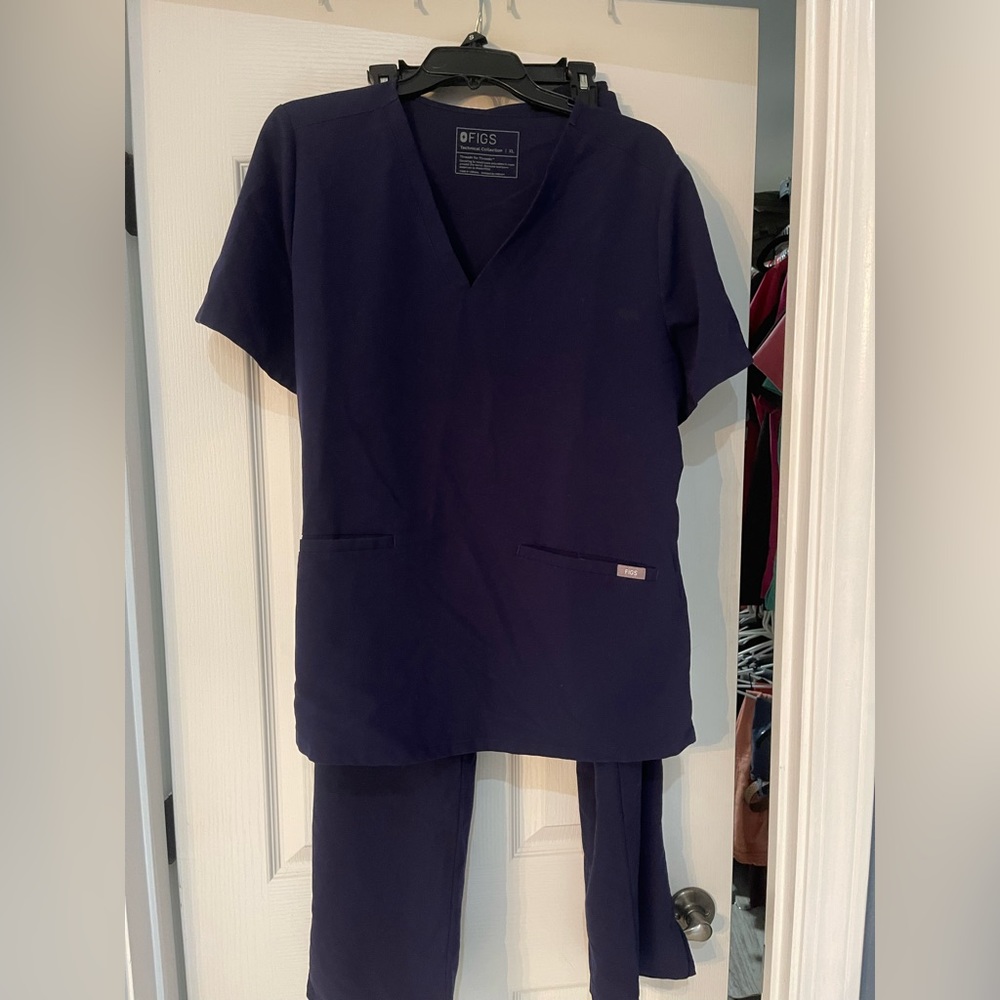 Figs Navy Blue XL top and XLT bottoms.